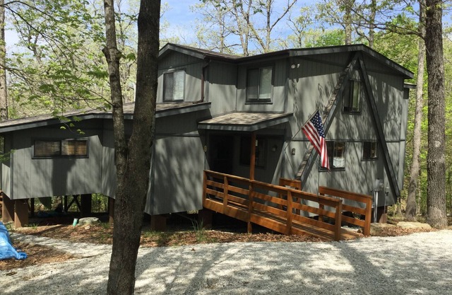 Buchen Sie jetzt Sommerspaß in diesem wunderschönen Custom Chalet für große Versammlungen und