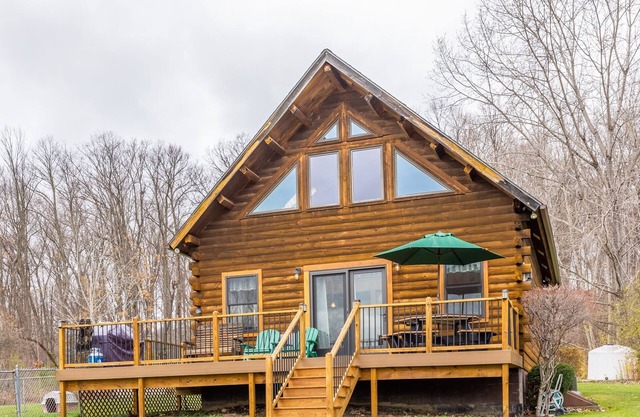 Eine schöne, voll möbliert Log Cabin mit Blick auf Keuka See