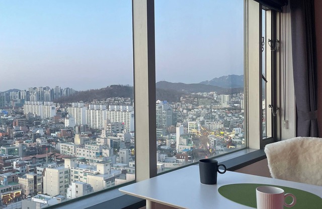A beautiful Hangang River sunset, 5 seconds away from Hongik University Station