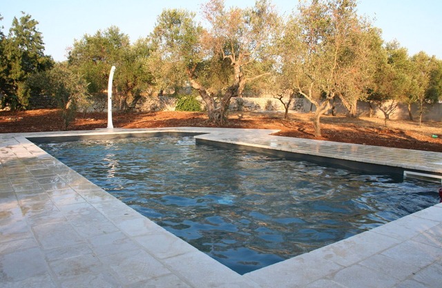 Eine schöne moderne und traditionelle Villa mit Pool