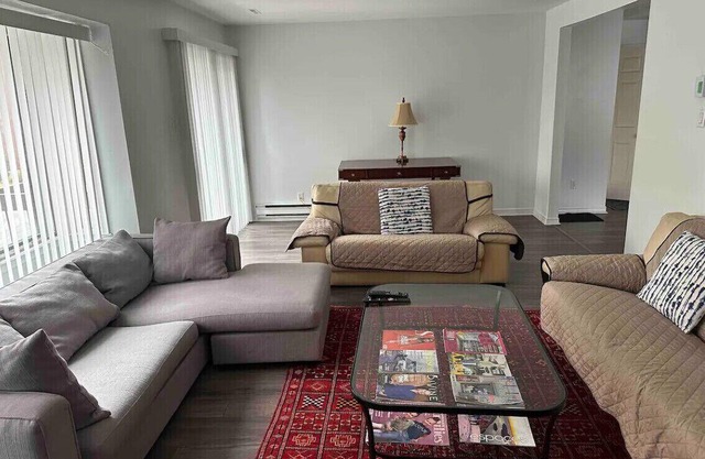 Eine schöne neu renovierte helle und saubere obere Wohnung in Côte St-Luc