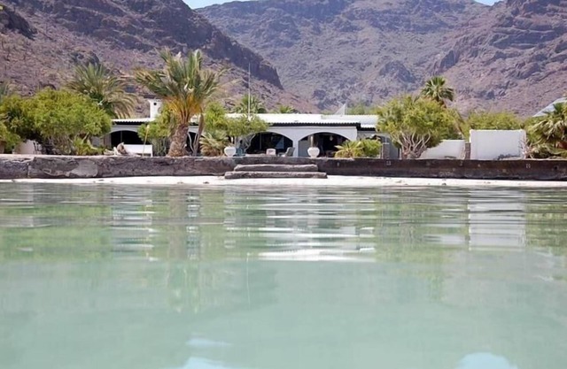 Eine atemberaubende Aussicht von Villa am Strand in Famous Coyote Bay