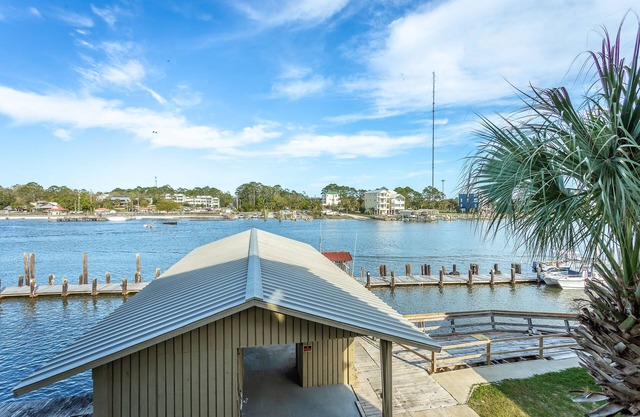 Flog die Coop / River Front Condo mit Pool