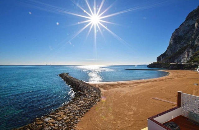 Ein helles, modernes Studio-Apartment mit eigenem Balkon mit Blick auf Sandy Bay