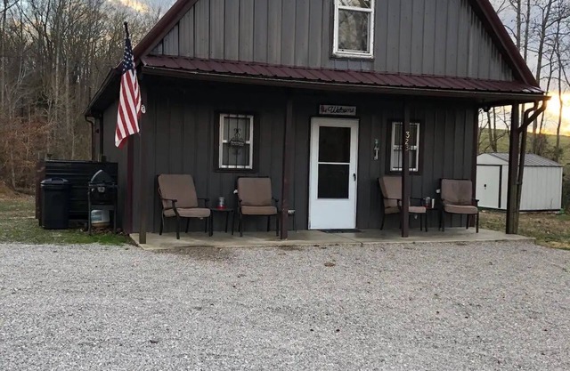 A & C Cabin: Entire cabin- Burkesville, Kentucky, near golf course and boat ramp