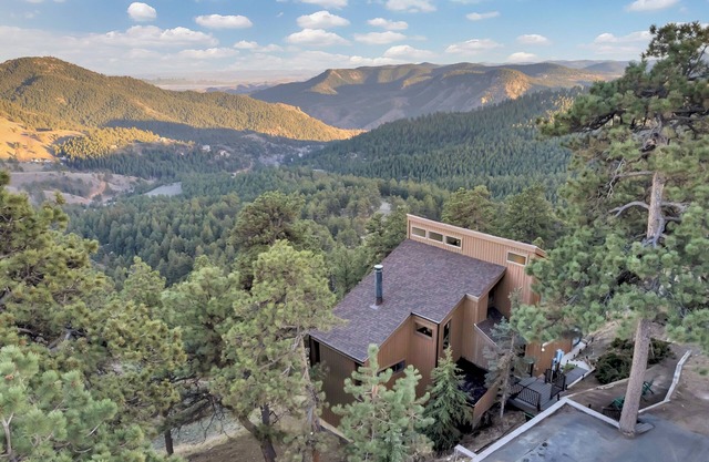 A Cabin in the Clouds: Peaceful Mountain Retreat w/ Hot Tub & Spectacular Views!