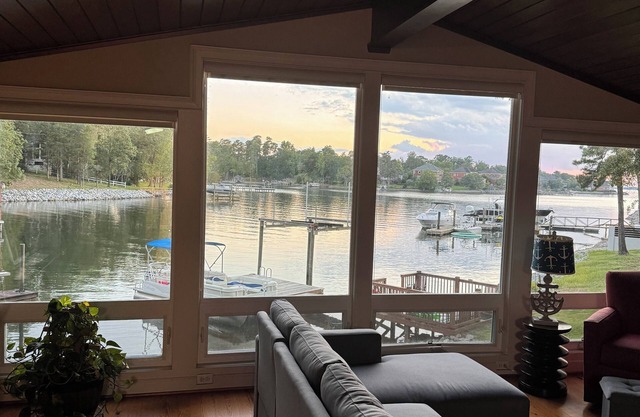 Charming 2-bedroom house located on Lake Murray South Carolina.