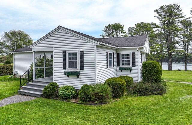 A Charming Getaway with Stunning Views and Modern Conveniences