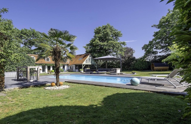 Ein charmantes Ferienhaus mit Swimmingpool.