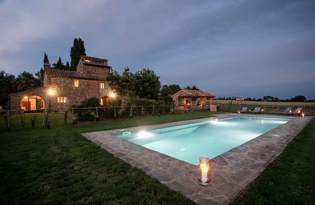 Eine charmante Villa mit großem privatem Pool in traumhafter Lage