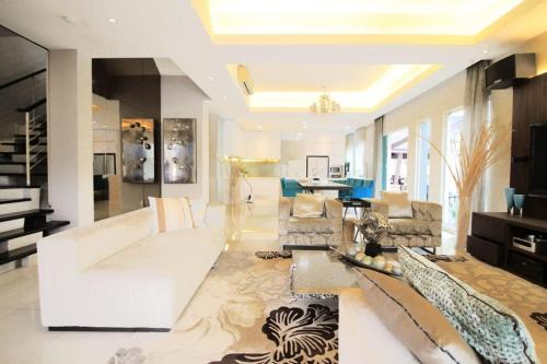 A Chic 4BR Oasis with Gazebo Your Dream Getaway