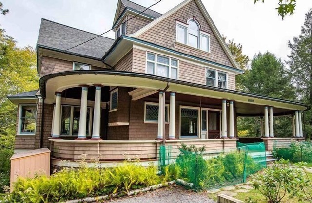 Ein klassisches "Fitch" Cottage, nur einen kurzen Spaziergang von der Stadt in Eagles Mere entfernt