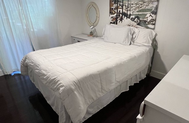 A Clean, Well-Lighted Place - A 10 min stroll to downtown, 5 min drive to U of I