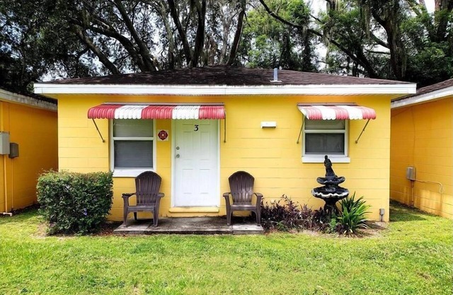 A comfortable 1bed 1 bath apartment located in a quit community.