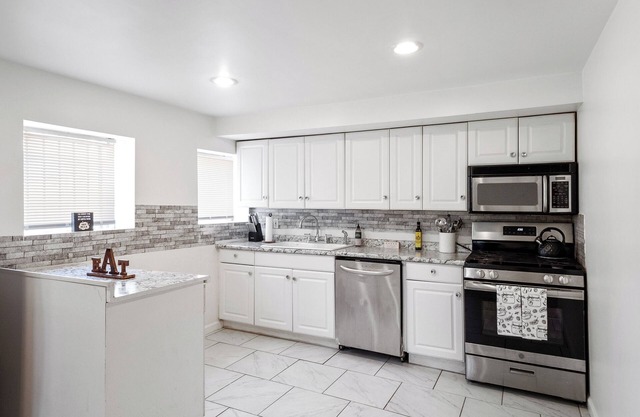 A Cottage in Downtown STL. Sleeps 10