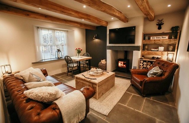 A cottage that sleeps 2 guests in 1 bedroom