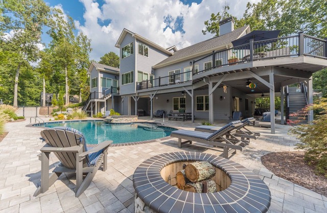 A Cove of Comfort and Relaxation in a Quiet Lake Community