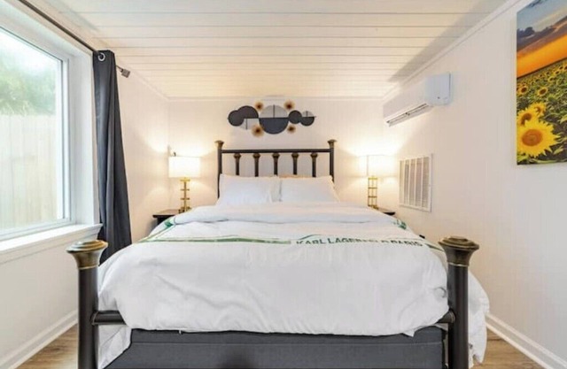 A cozy 1-bedroom apartment with massaging bed. Close to FSU, FAMU, AIRPORT &I10.