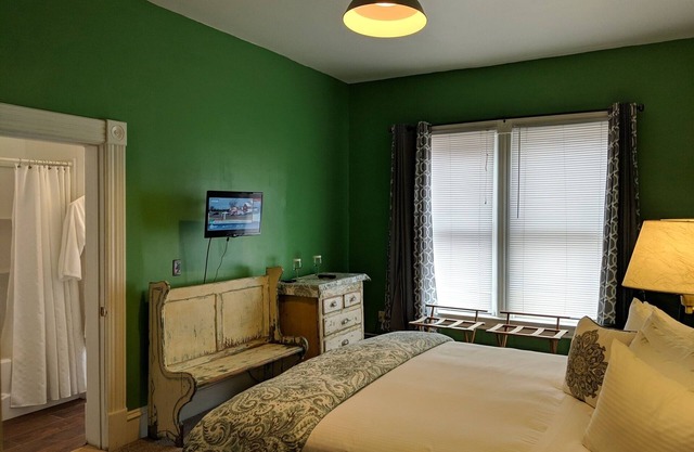 Zimmer mit Kingsize-Bett und individuellem Frühstück in der Innenstadt von Shelburne, VT
