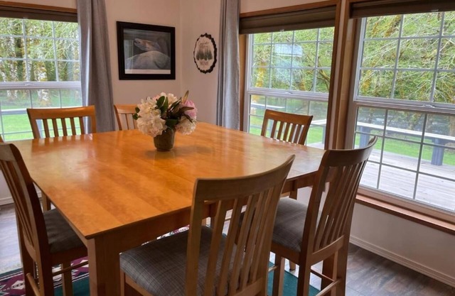 A Cozy 2-bedroom cabin with awesome private Sol Duc River's waterfront