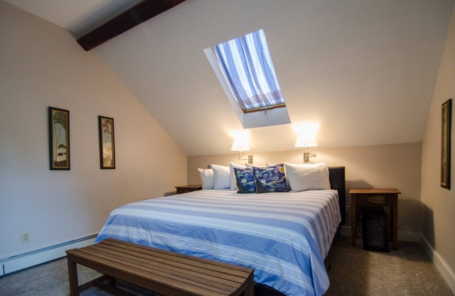 A cozy 2nd Floor King B&B Room in Downtown Shelburne - Delicious Breakfasts! FLE