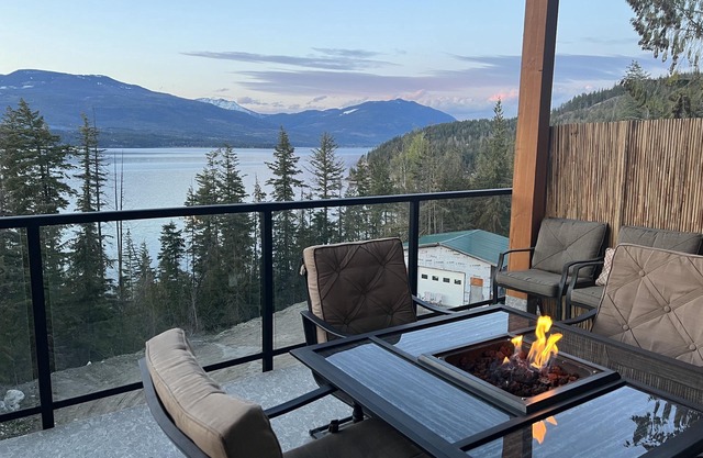 A Cozy And Modern Retreat On Shuswap Lake