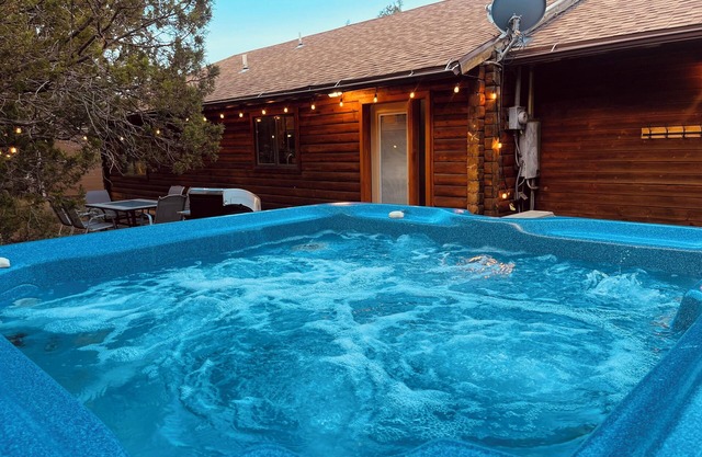 "A Cozy Cabin Escape in Tijeras"+Hot Tub+Pet Friendly!