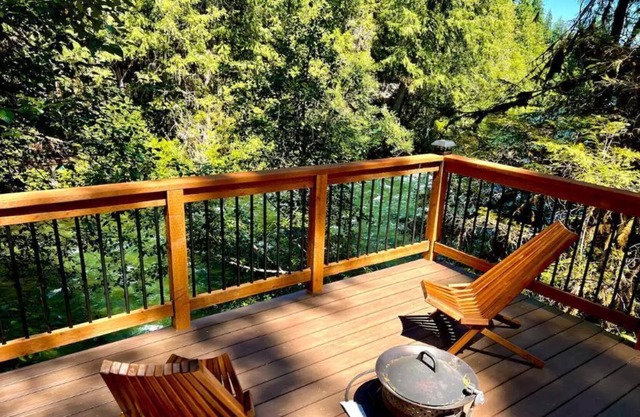 A cozy, comfortable cabin next to Mckenzie River