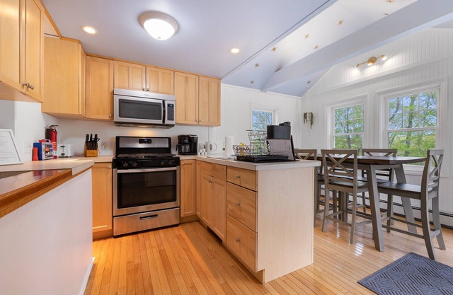 A cozy cottage with a beautiful deck - swim, hike and play!