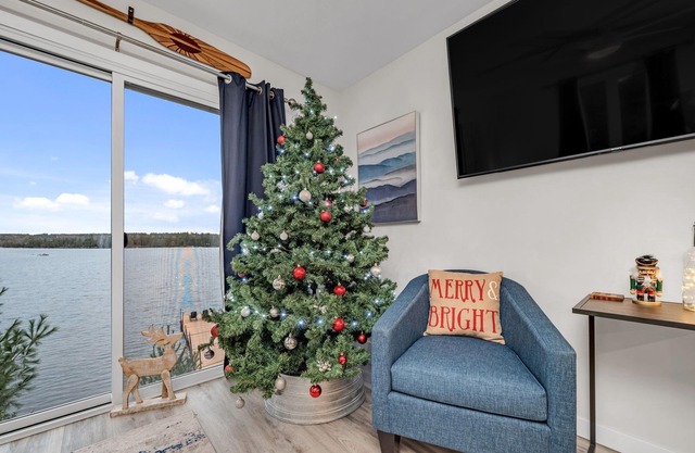 A cozy escape on the lake with a hot tub