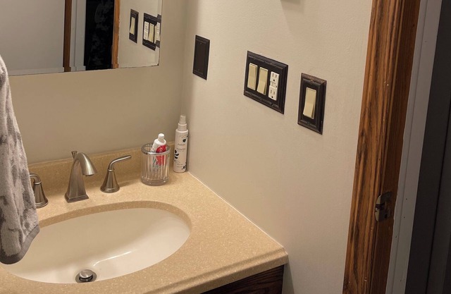 A COZY ROOM AND PRIVATE BATH FOR RENT - PROFESSIONAL/FRIENDLY ATMOSPHERE