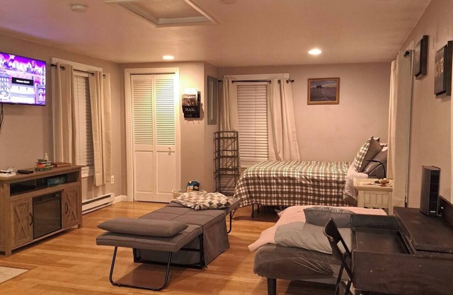 A cozy sunny studio to forget your worries and make memories with loved ones.