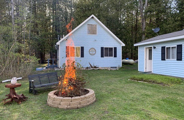 A creekside cabin for a relaxing getaway in the woods and near trails