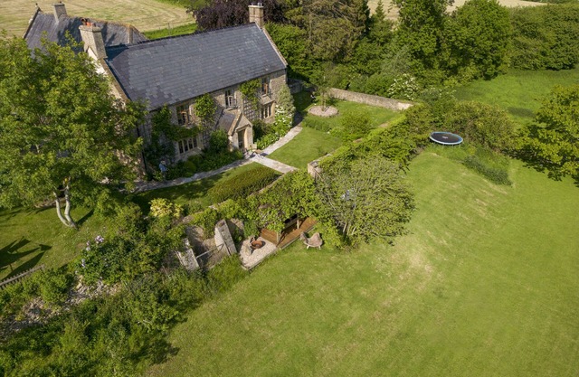 Ein entzückendes Familienbauernhaus, das in 17 Morgen wunderschöner Landschaft in Dorset liegt.