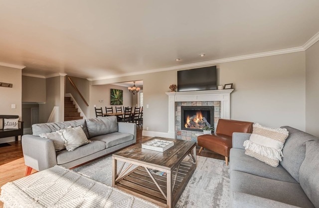 A Downtown Edmonds Kind of Stay! Spacious 4Bedroom+2.5Bath Close to Everything.