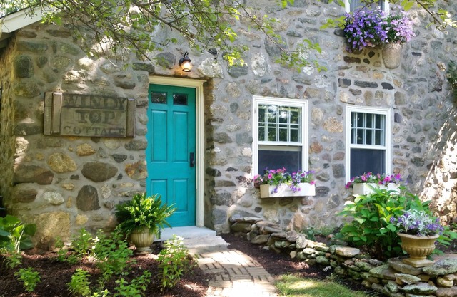 A Country Country Getaway ~ 1930s Stone Cottage en Connecticut!