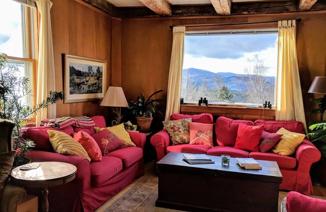 A Family Delight! Cozy Green Mtn getaway with charm & views, 20-30 min to skiing