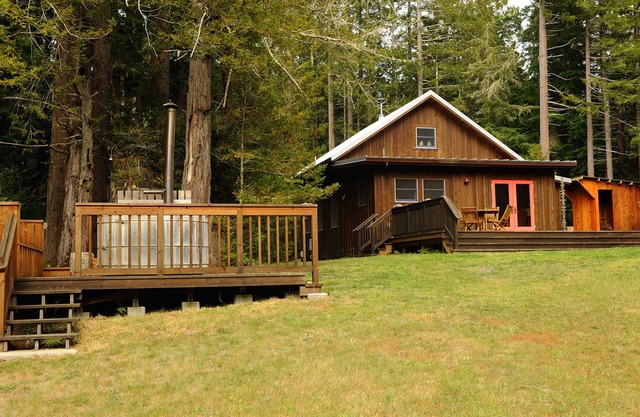 Ein Familienreiseziel im Wald mit Handwerker-Baumhaus und altem Luftstrom