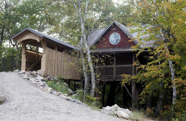 Ein Four Seasons Tree House mit allen Annehmlichkeiten eines Hauses