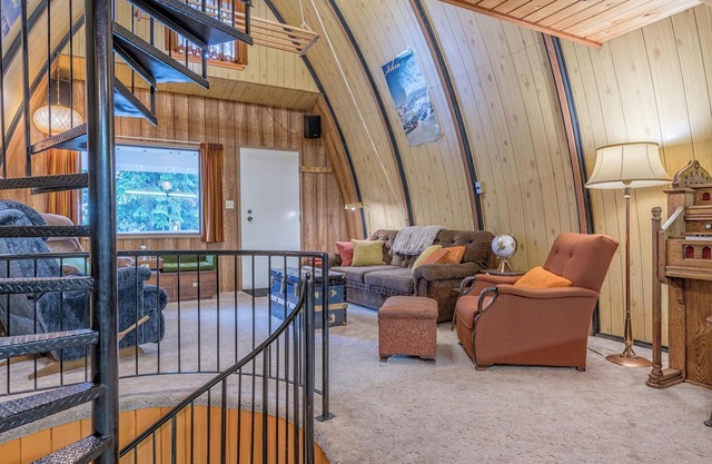 A-Frame Cabin with loft nestled in the trees - laundry, Wi-Fi, free parking