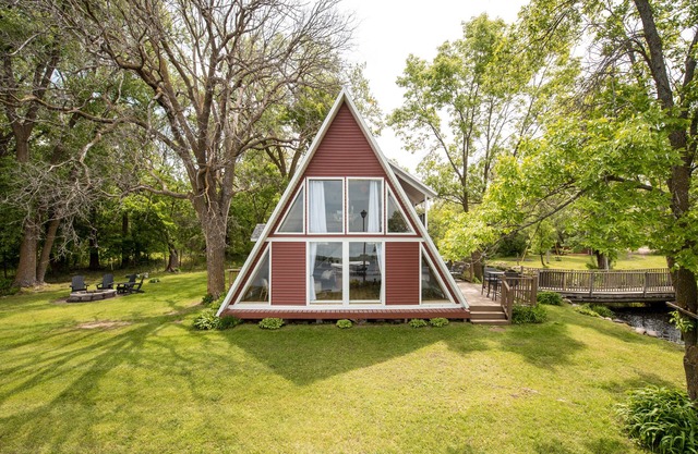 A-Frame Cabin - Sandy Bottom Lake- Private Backyard