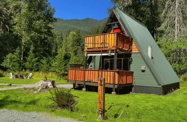 A-Frame @ Entrance to Rainier w/Hot Tub & WiFi