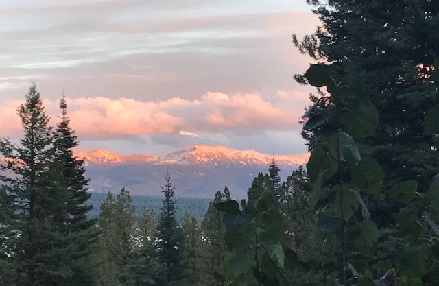 Alpenglow A-Frame: Ein majestätischer Berg Flucht.