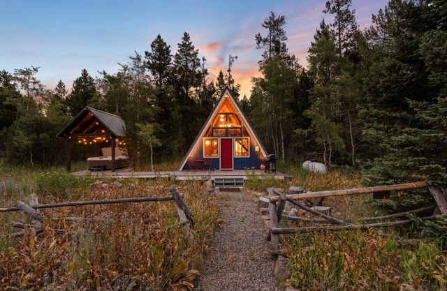 A-Frame-Covered Hot Tub-Arcades-35 min 2 YSNP!