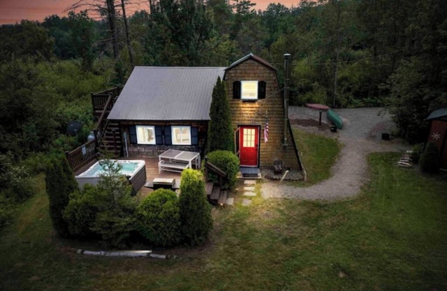 A-Frame Hot tub Retreat - Firepit, Grill, EV & Dog Friendly, Close to N. Conway.