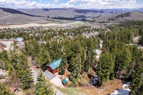 A-Frame Summer Basecamp - Trails & Mountain Views