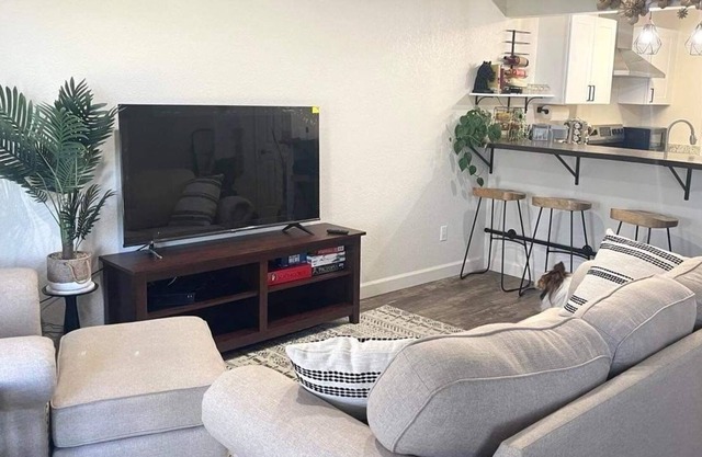 A. Fully Remodeled Home In Northeast Redding Bethel, Shops, Downtown w/Hot Tub