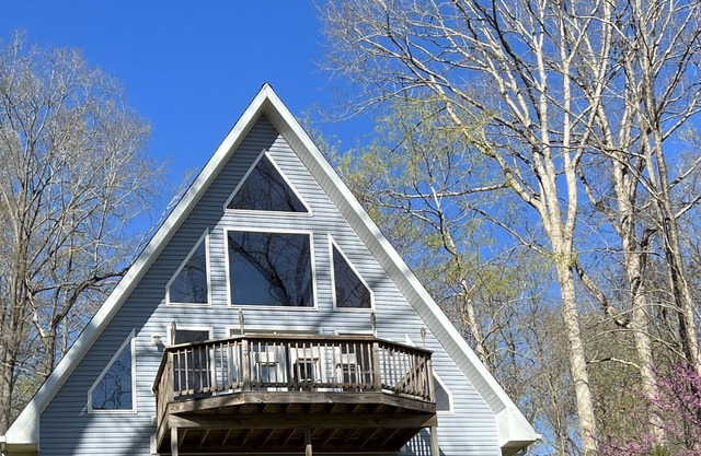 A getaway in the A-frame on the lake. Life is great by the lake!