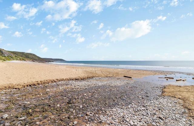 A gorgeous Gower getaway - enjoy a family friendly break with direct access to the beach.