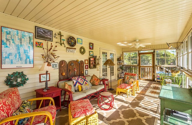 A Guest Key Getaway 3BR/2BA home with beach access